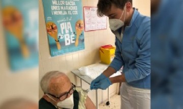 El emotivo posteo que da la vuelta al mundo: Un abuelo fue a vacunarse y lo inmunizó su nieto