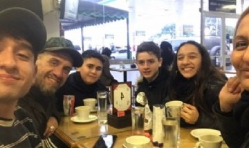 Una familia cordobesa viajó a Salta para donarle $ 1.000.000 a una nena wichi desnutrida