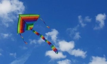 Un joven fue arrastrado por un barrilete gigante y voló 12 metros por el aire