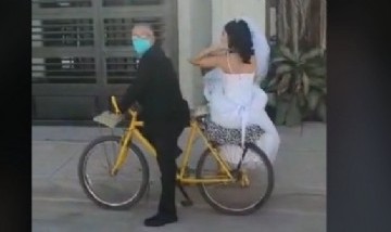 Su papá la llevó en bicicleta a la iglesia para casarse y se volvió viral