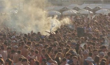 Ni barbijos, ni distancia social: miles de jóvenes se agolpan en Playa Grande