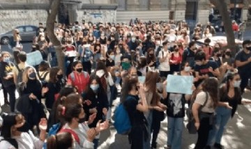 Alumnos de Bahía Blanca reclamaron asueto por la Semana del Estudiante y realizaron una sentada