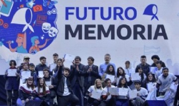 Axel Kicillof estuvo junto a jóvenes que participaron del programa "Futuro Memoria"