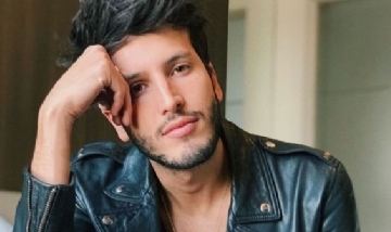 Sebastián Yatra y una increíble caída cuando iba a recibir un premio