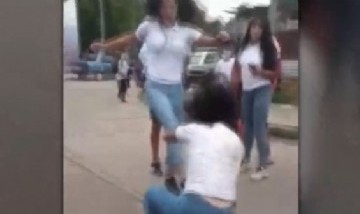 Brutal pelea en Rosario: una estudiante recibió una patada en la cara y terminó internada