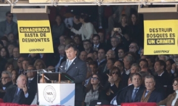 Greenpeace desplegó carteles de protestas en La Rural