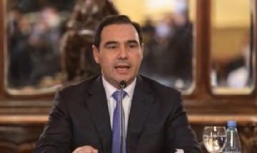 Valdés cruzó a Ascúa en campaña: "Es un charlatán y embustero"