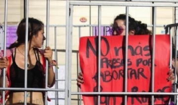 Piden la libertad de una mujer, detenida por abortar