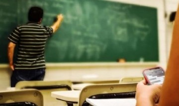 Ahora también buscan restringir el uso de celulares en las escuelas bonaerenses