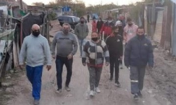 Raffaellino con agenda al lado de los vecinos de Almirante Brown