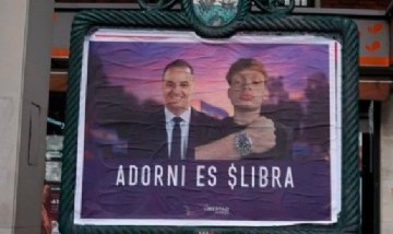 "Adorni es $Libra" y "Adorni es represión": los afiches que aparecieron contra el vocero y candidato