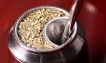 Inventaron un mate que viene con la "montañita" incorporada y permite acomodar la yerba sin esfuerzo