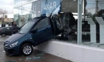 Insólito: estrelló un auto 0km contra la vidriera de una concesionaria