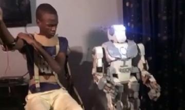 Increíble: un adolescente nigeriano de 17 años construyó un robot utilizando restos de basura