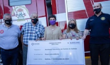 Quilmes: Mayra Mendoza entregó un subsidio para los cuarteles de Bomberos voluntarios