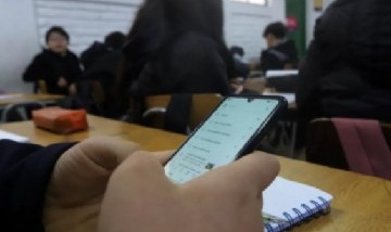 Cada vez más colegios secundarios restringen el uso del celular en las aulas