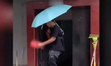 Video: Un hombre inventó el paraguas manos libres y es furor en las redes