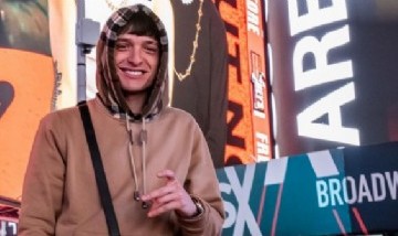 Personal de seguridad de Peso Pluma golpeó a un fan y el cantante tuvo una emotiva reacción