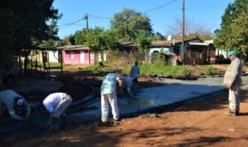 Posadas: Ejecutan trabajos de cordones cunetas y badenes en barrio Prosol