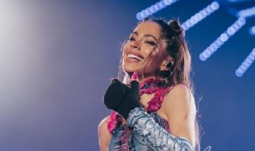 Le pidió a Tini Stoessel una firma en sus apuntes y la cantante se los llevó: "¡Rindo mañana!"