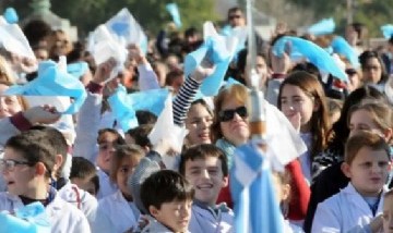 A pesar de la pandemia, Argentina homenajea a su bandera nacional