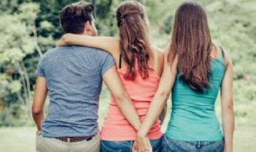 Descubrió que su pareja le era infiel y le llenó el auto de pintadas y capturas de mensajes