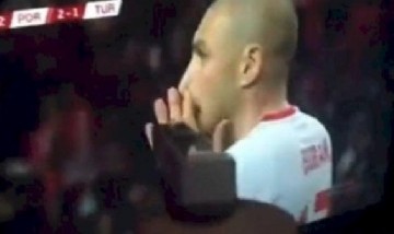Un hincha turco le disparó al televisor luego de que un jugador de la selección errara un penal