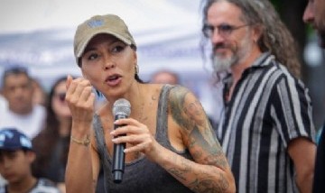 Mayra Mendoza y Juan Grabois inauguraron el nuevo Centro Cultural y Biblioteca IAPI en Bernal Oeste