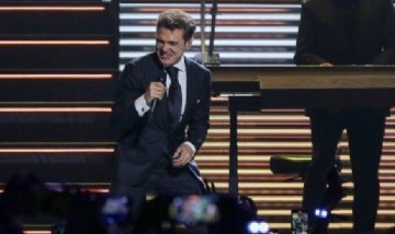 Luis Miguel se cayó en el escenario en pleno show y el video del momento se volvió viral