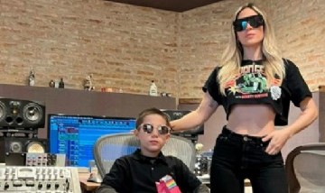 Jimena Barón pasó por la peluquería y mostró el look con que grabará su tercer disco