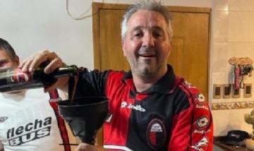 De no creer: Tomó vino con su abuelo muerto para celebrar que Colón salió campeón y se volvió viral