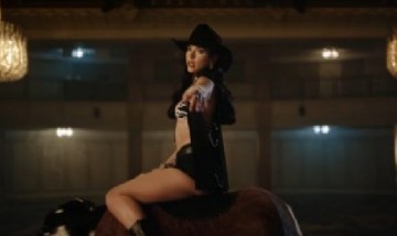 Dua Lipa la rompió en el video de "Love Again": toro mecánico y una coreo country