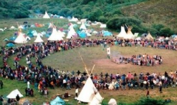 Las profecías de la "Familia Arcoiris", una comunidad hippie nudista que practica el amor libre