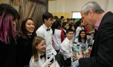 Avellaneda Conectada: Ferraresi entregó tablets a estudiantes de secundarias públicas