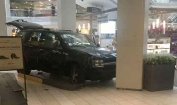 Chicago: Ingresó con su camioneta a un shopping