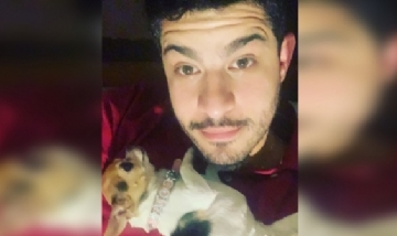 La chihuahua Cota María con su tío en Recoleta, Chile.