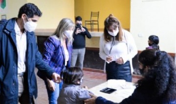 Cristina Álvarez Rodríguez visitó Brandsen donde se reunió con el intendente y recorrió el operativo de documentación