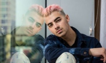 Joe Jonas con su cabello rosa crea conciencia en el Mes del Cáncer de Mama