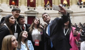 Sergio Massa y Cecilia Moreau encabezaron el XIX encuentro del programa "Uniendo Metas" junto a 900 jóvenes
