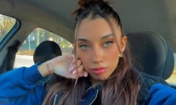 Daiana Mazacote perdió su trabajo, maneja Uber solo con pasajeras y vende carteras para sumar ingresos