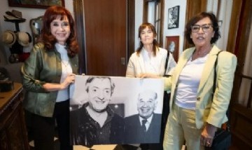 Cristina Kirchner recibió a las candidatas de Fuerza Patria de Neuquén y recibió un emotivo regalo de Silvia Sapag