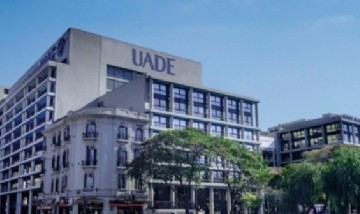 UADE reforzó su código de vestimenta y prohibió tops, musculosas y minifaldas; la medida generó protesta estudiantil