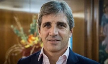Luis Caputo afirmó que el consumo masivo está "en niveles récord" y anticipó una mejora de salarios y jubilaciones