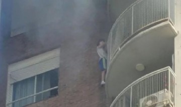 Un nene se colgó del balcón de un piso 13 para escapar de un incendio en Tigre