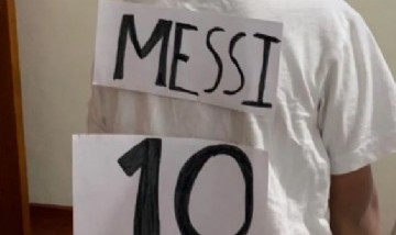 La conmovedora historia del nene ecuatoriano que fabricó la camiseta de Lionel Messi con papel