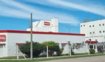 Santa Fe: Lácteos Verónica frenó la producción en sus tres plantas y 700 trabajadores siguen sin cobrar