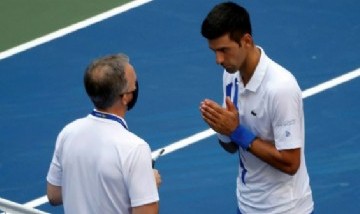 Novak Djokovic fue descalificado del US Open por pegarle un pelotazo a una jueza de línea