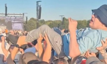 Un gesto que conmovió: fan en silla de ruedas fue elevado por desconocidos para ver a Oasis