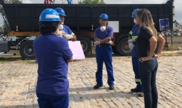 Frente a la pandemia de COVID-19, en barco, Aysa distribuye agua potable en el Delta