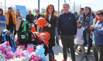 Fernando Gray y Tolosa Paz inauguraron un playón deportivo y recorrieron un microemprendimiento